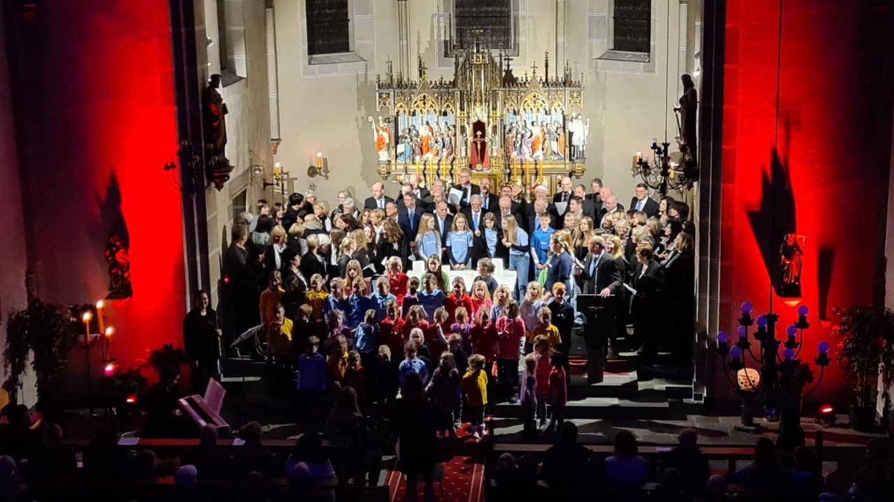 Ein beeindruckendes Bild: alle Mitwirkenden des Konzerts in Iseringhausen. von privat