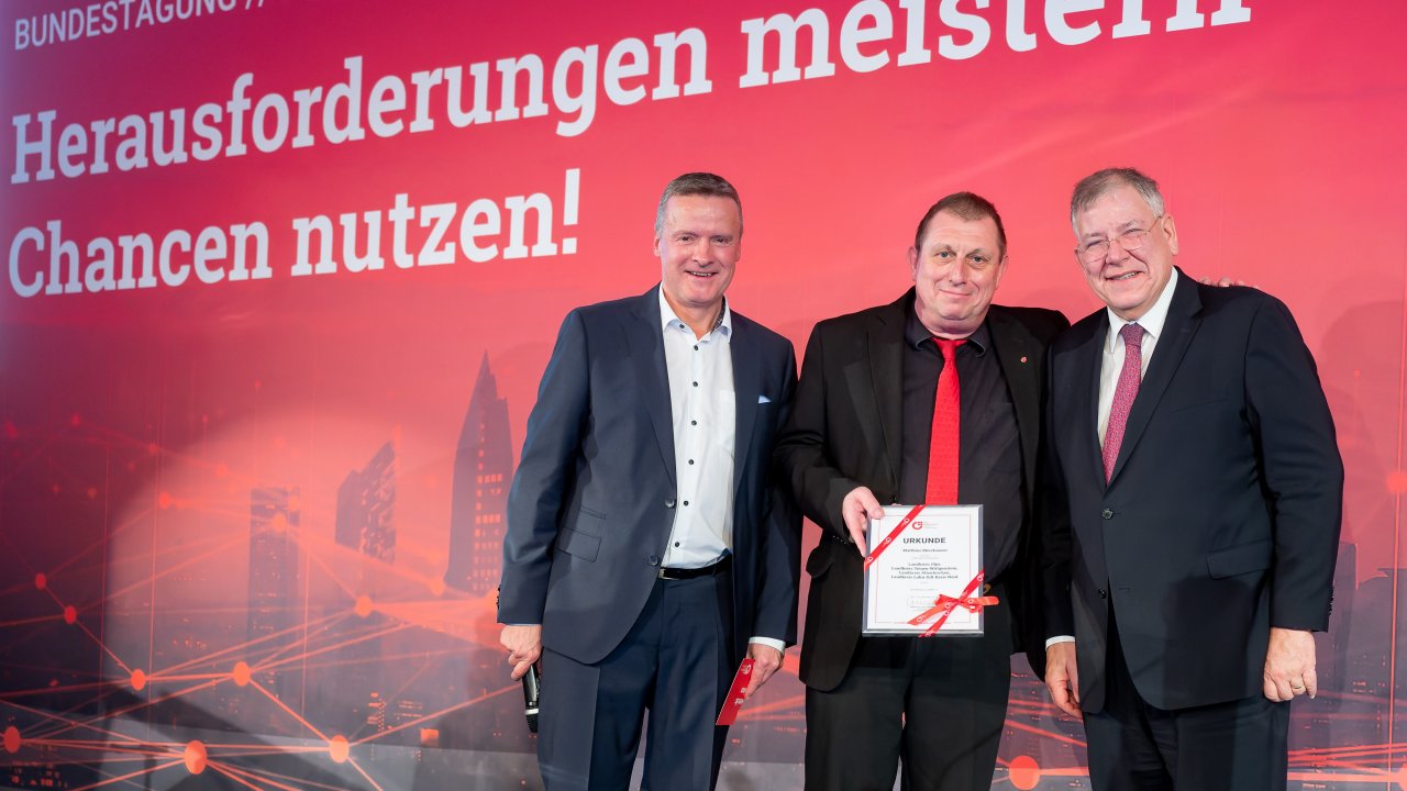 Christoph Ahlhaus, Senator a.D. (rechts), Rüdiger Muth, Leiter der Verbandsorganisation des BVMW (links) und Matthias Merzhäuser, neuer Leiter des Kreis-Verbands des BVMW. von privat