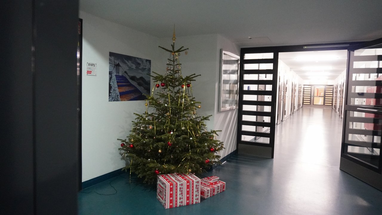 Ein Weihnachtsbaum in einem der Abteilungsflure der JVA Attendorn. von JVA Attendorn