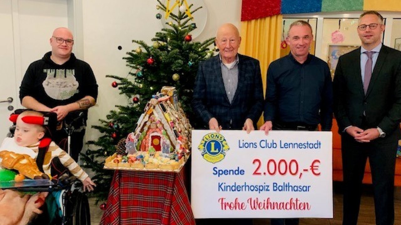Michael Forth, Roland Penz, Reinhard Hesse und ein Vater mit seinem Kind (v.r.) bei der Spendenübergabe im Kinder- und Jugendhospiz Balthasar. von privat