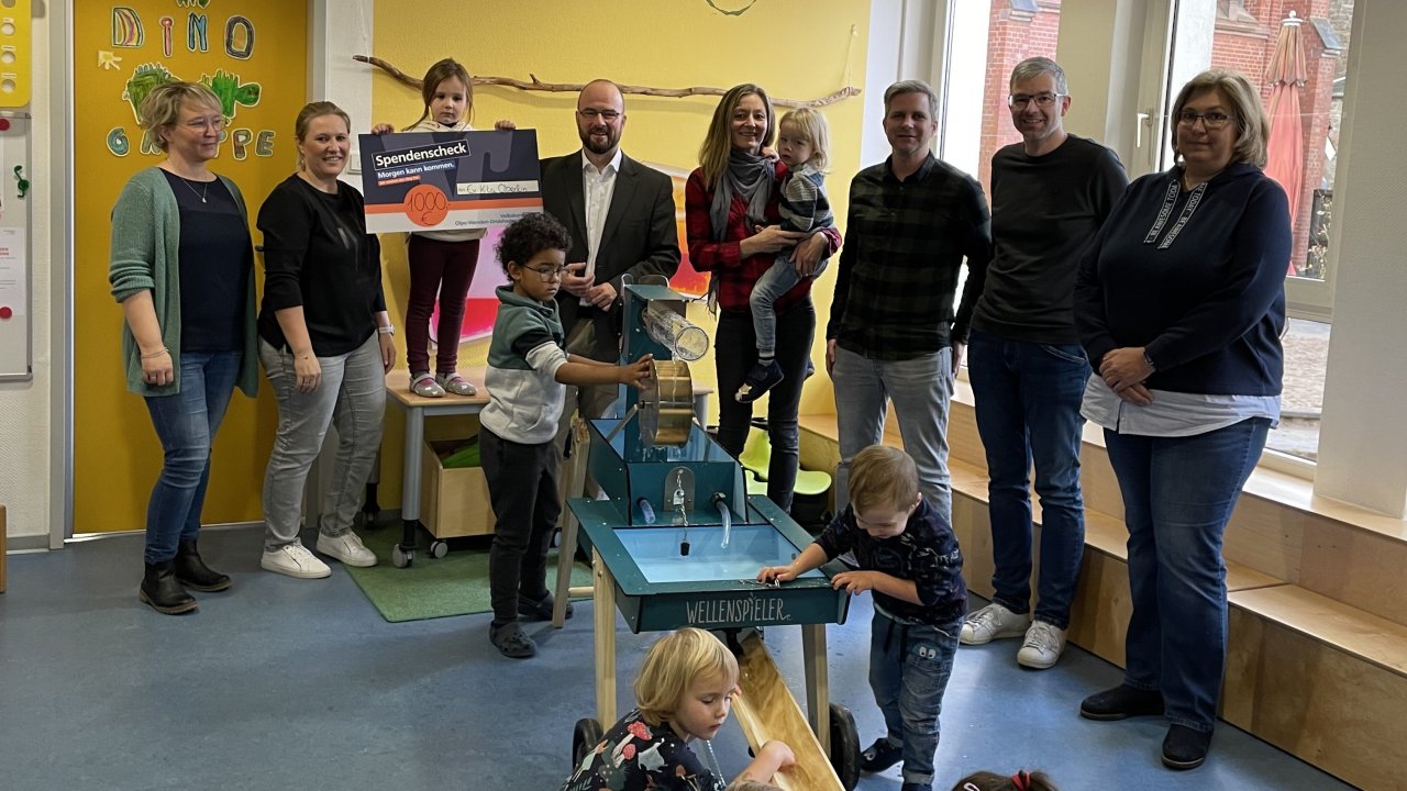 Daniela Miebach (Erzieherin) Nadine Siebel (Kita-Leiterin), Peter Huckestein (Volksbank) Nadine Dettmar (Elternbeirat) Tim Schoder (2. Vorsitzender Förderverein) Christian Nies (1. Vorsitzender Förderverein) und EKiKS-Geschäftsführerin Alexandra Thienel (von links). von privat