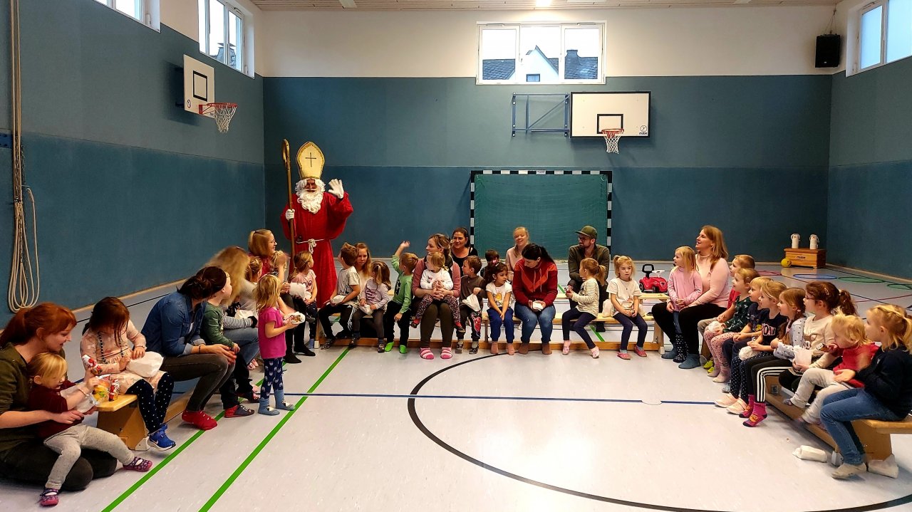 Kinder und Eltern freuten sich über den Besuch vom Nikolaus. von privat