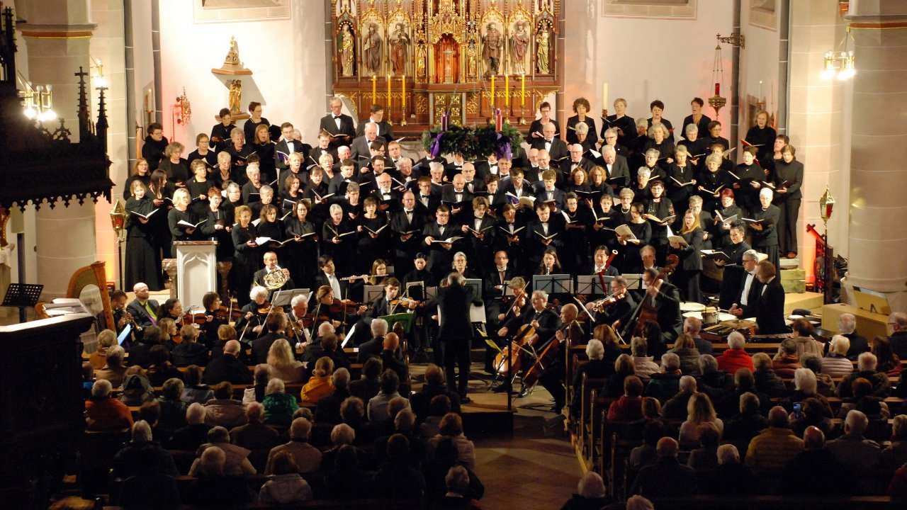 Im Altarraum der Pfarrkirche St. Agatha Altenhundem fanden 130 Mitwirkende Platz, um den Besuchern ein wunderbares Konzert zu bieten - ein würdevoller Abschluss des Jubiläumsjahres des Kirchenchores Meggen. von privat
