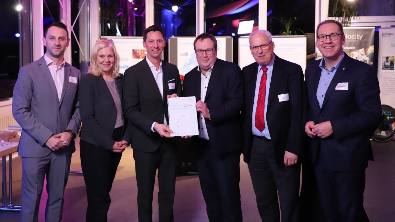 Von links: Mario Ziogas (Südwestfalen Agentur), Dr. Stephanie Arens (Südwestfalen Agentur), Andreas Müller (Landrat Kreis Siegen-Wittgenstein), Oliver Krischer (NRW-Minister für Umwelt, Naturschutz und Verkehr), Dr. Karl Schneider (Landrat Hochsauerlandkreis) und Hubertus Winterberg (Südwestfalen Agentur GmbH). von Stephan Müller/Südwestfalen Agentur GmbH