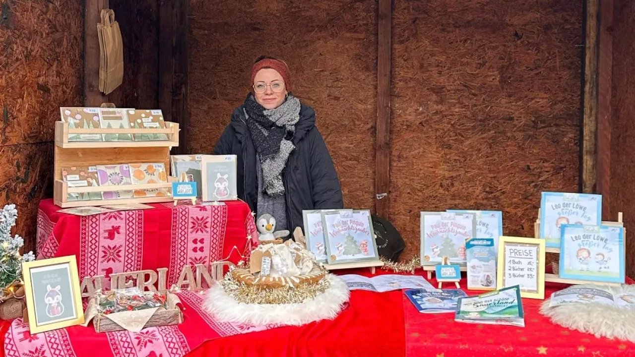 Kinderbuchautorin Jennifer Klein an ihrem Stand auf dem Weihnachtsmarkt auf dem Hof Junge in Bruchhausen. von privat
