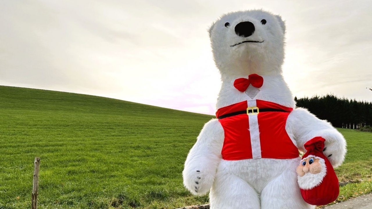 Am Sonntag, 17. Dezember, wird das Finale des Attendorner Weihnachtsmarktes erstmalig mit einer Weihnachtsstadt und verkaufsoffenem Sonntag gefeiert. Der Eisbär ist schon auf dem Weg zur Weihnachtsstadt Attendorn. von privat