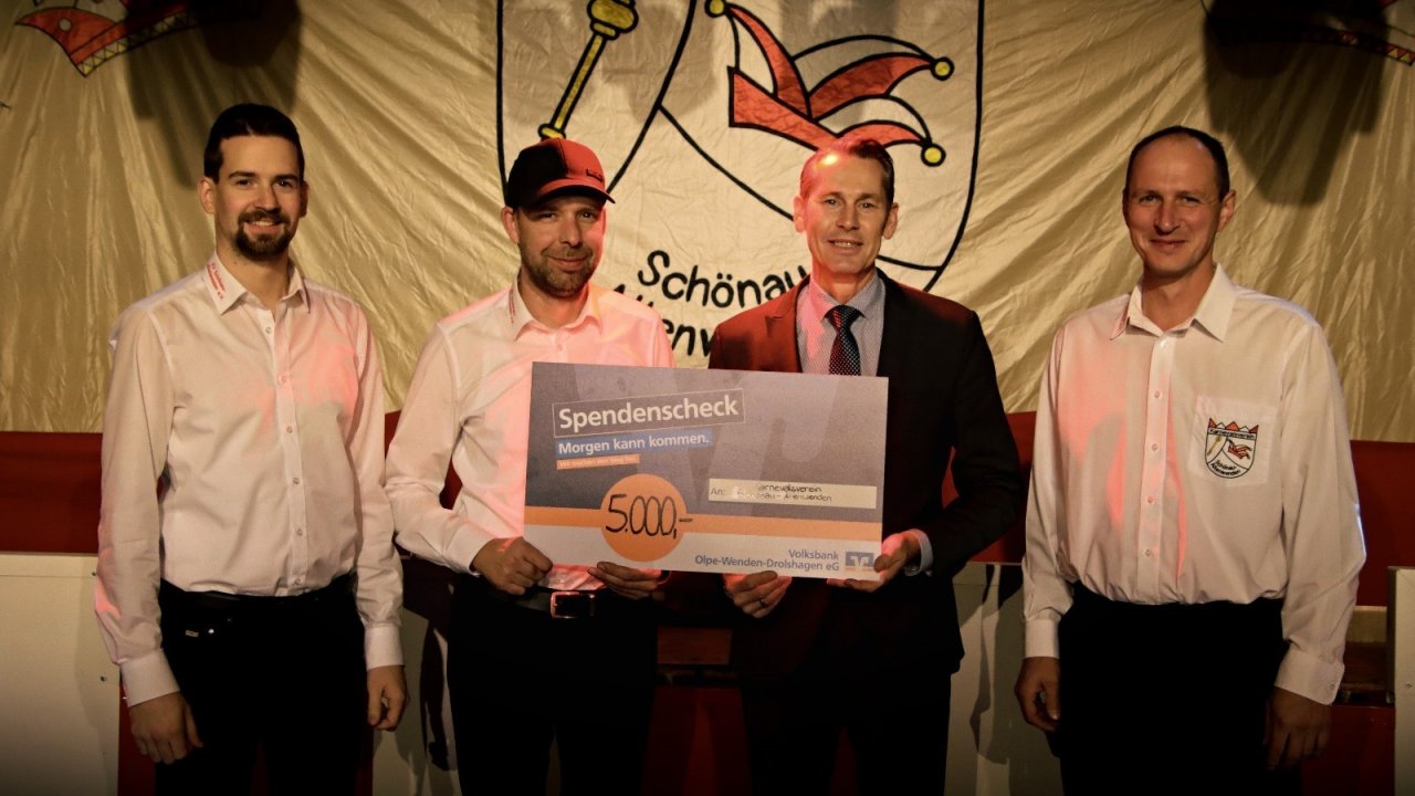 Spendenübergabe bei der Generalprobe des KV Schönau-Altenwenden: Nico Korzeniowski, Sascha Walbersdorf, Hauke Röckinghausen (Volksbank) und René Halfar (von links). von privat