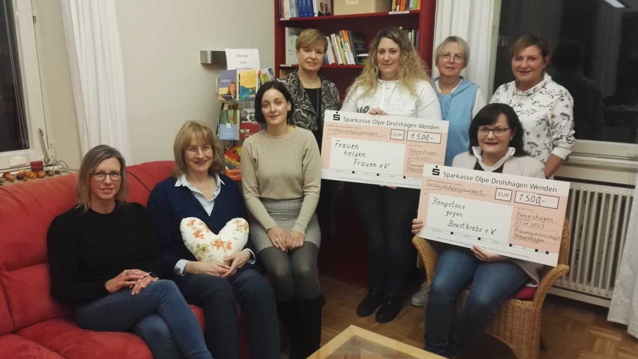 Julia Löser von Frauen helfen Frauen und Dr. Susanne Kost vom Verein Kompetenz gegen Brustkrebs nahmen die Schecks von Vertreterinnen des Jakobimarkt-Teams in Empfang. von privat