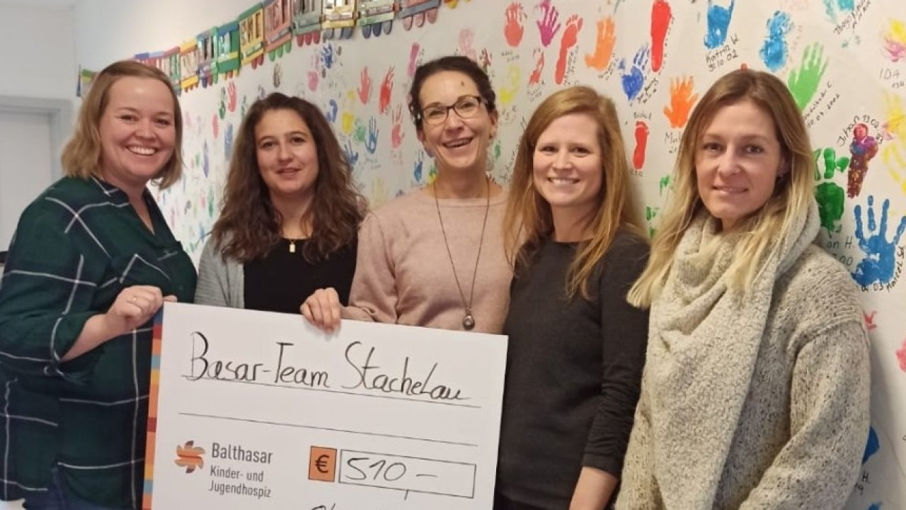 Das Foto zeigt das Basar-Team mit der Verantwortlichen des Kinderhospizes Olpe, Rebecca Kranz. von privat