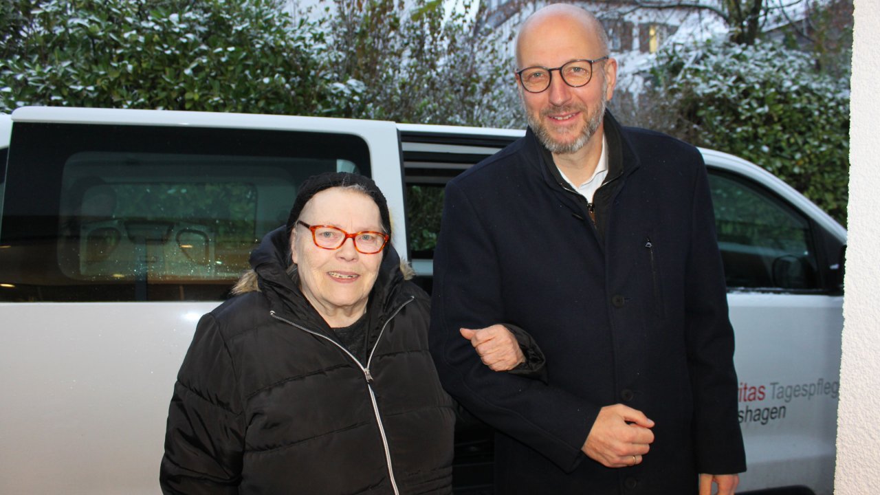 Irene Keuser aus Frenkhausen staunte nicht schlecht, als Uli Berghof sie zum ihrem Tag in der Caritas-Tagespflege Drolshagen Zuhause abholte. von privat