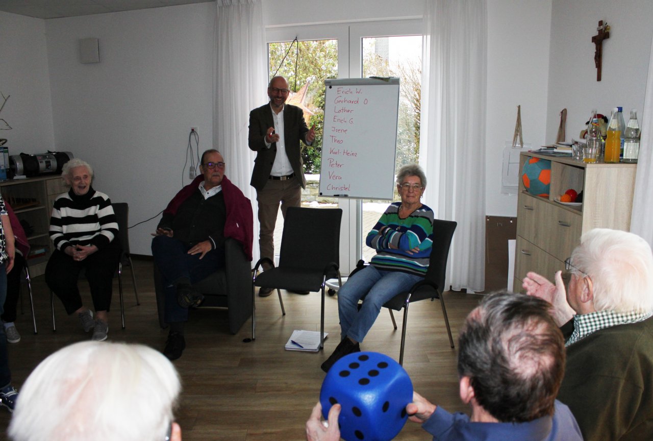 Bürgermeister Ulrich Berghof besuchte die Tagespflege. von privat