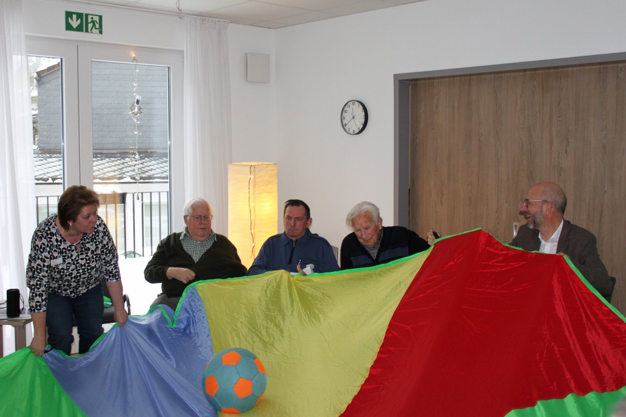 Bürgermeister Ulrich Berghof besuchte die Tagespflege. von privat