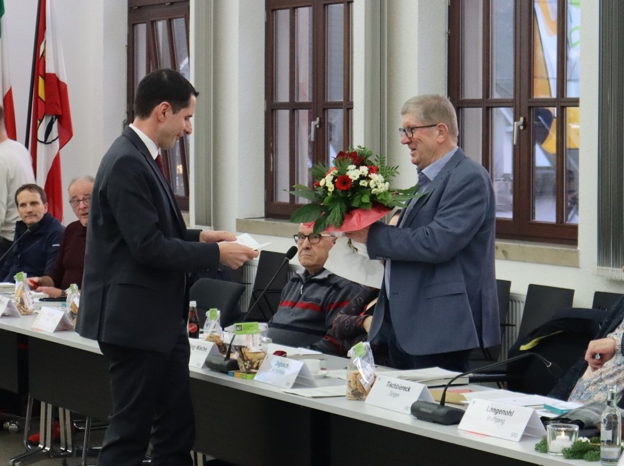 Bürgermeister Christian Pospischil (l.) dankte Horst Peter Jagusch für seinen Einsatz für die Stadt Attendorn und überreichte einen Blumenstrauß. von Marita Sapp