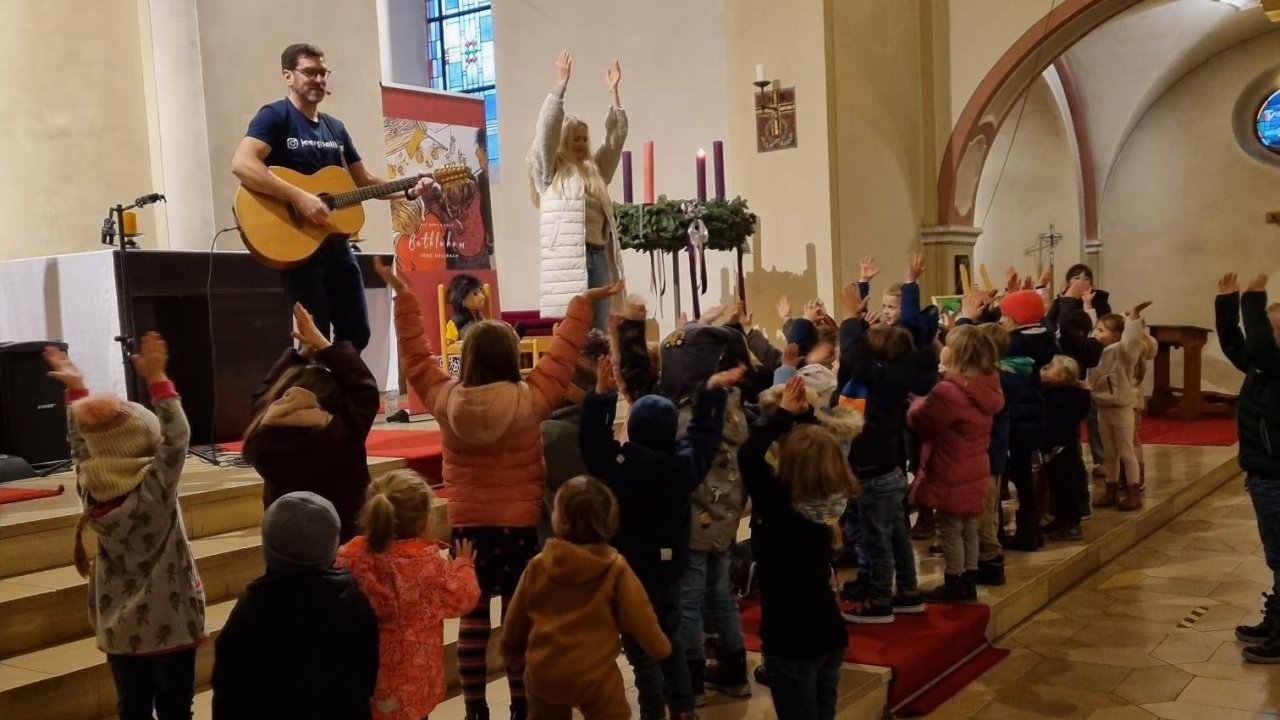 Die katholischen Kitas der Gemeinde Finnentrop luden alle Kinder und Familien zum Mitmach-Konzert mit Jörg Solbach ein. von privat