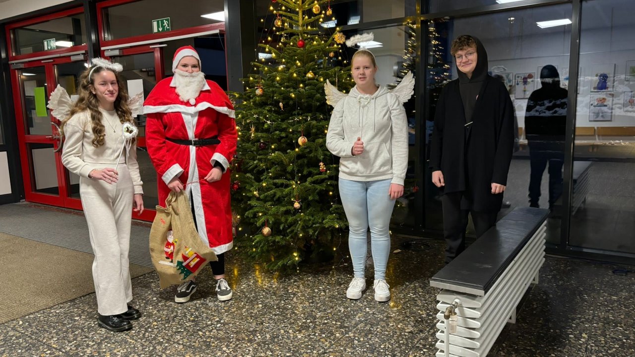 Die Schüler der Bigge-Lenne Gesamtschule besuchten Seniorenheime mit Nikolausüberraschungen. von privat