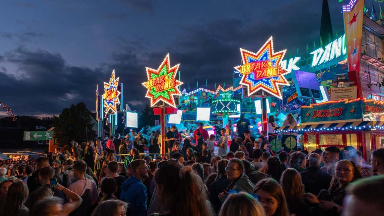 Feiern bis in die Nacht - die Sperrstunde auf der Wendener Kirmes soll auch in Zukunft erst um 2 Uhr beginnen. von Nils Dinkel