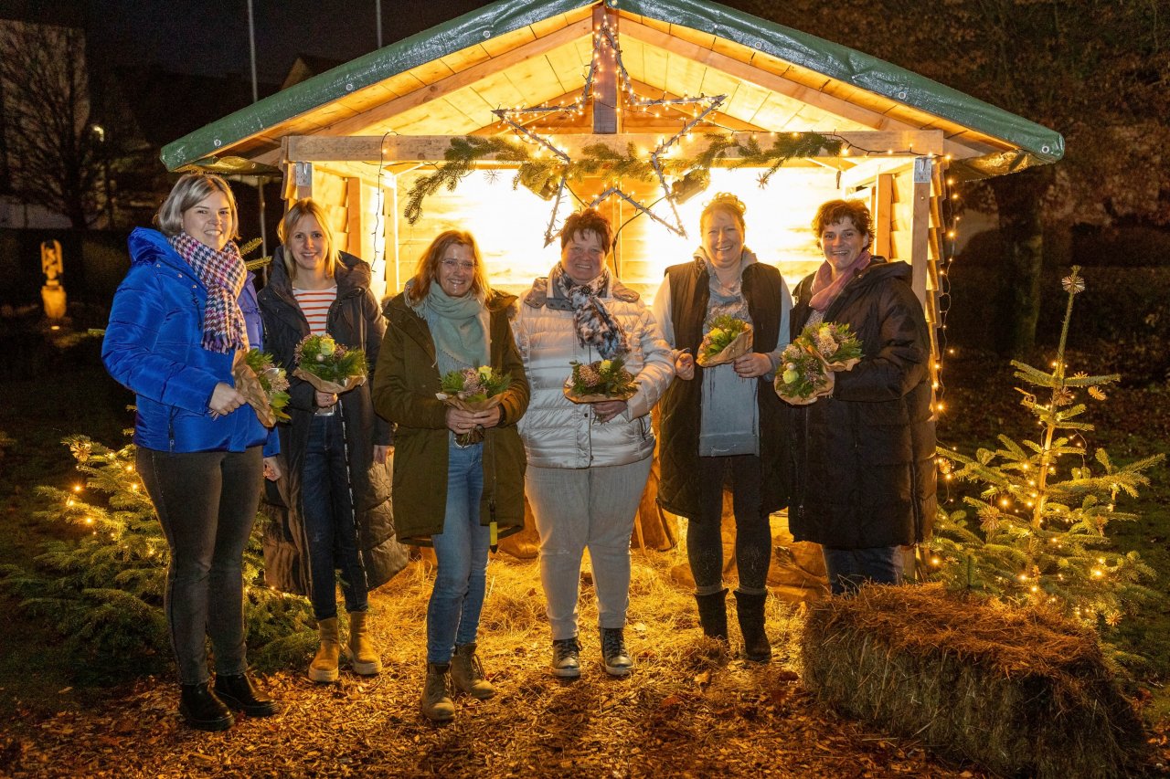 Das Team des Würdinghauser Wintermarkts überreichte den kfd Frauen ein kleines Dankeschön. von Tine Schmidt