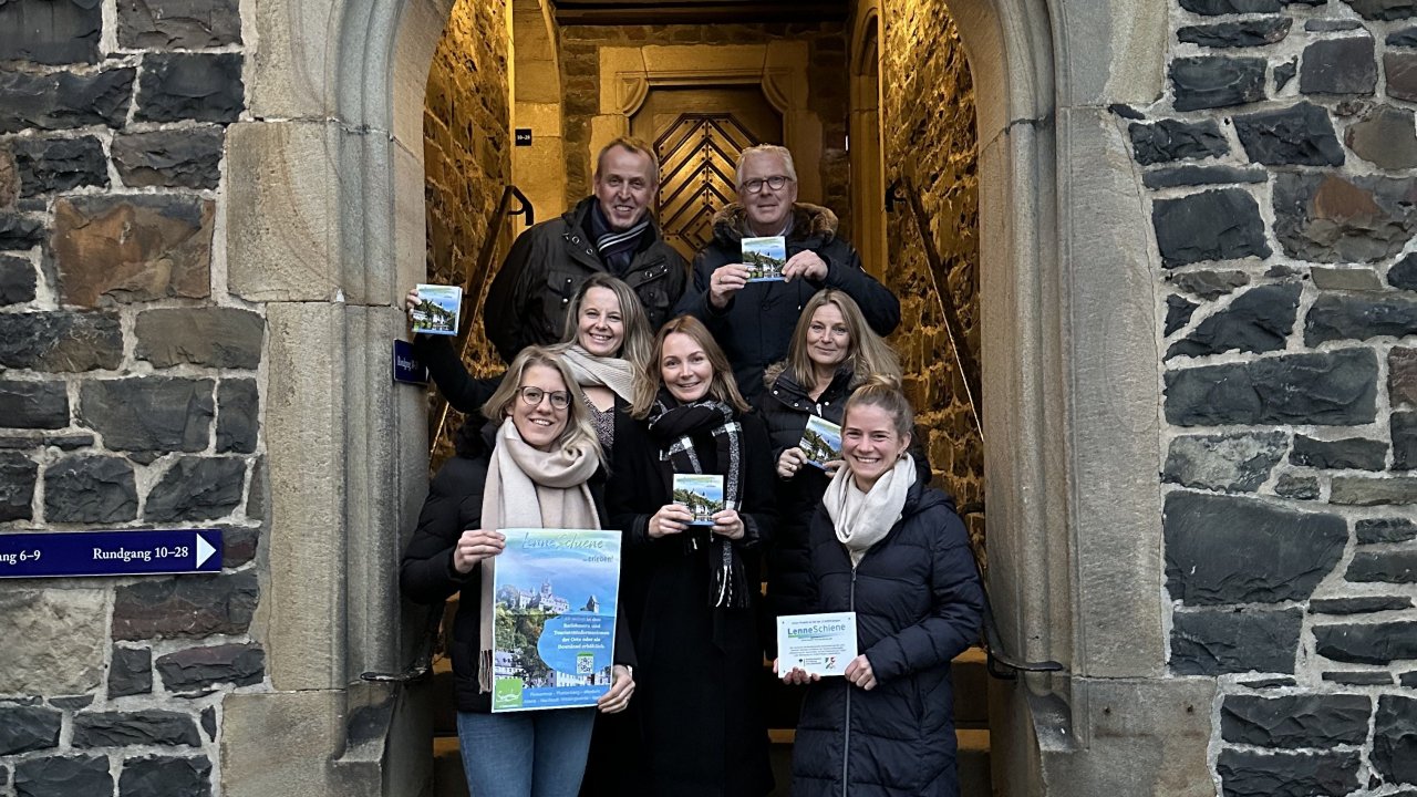 Freuen sich über das neue Booklet „LenneSchiene...erleben“: Detlef Krüger (Märkischer Kreis), Dirk Matthiesen (Iserlohn), Mitte links: Hana Beer (FTV Märkisches Sauerland e.V.), Vivien Bömer (Plettenberger KulTour GmbH), Sylvia Eick (Plettenberger KulTour GmbH), unten links: Fabienne Glänzel (Werdohl), unten rechts: Clarissa Zell (LEADER-Region LenneSchiene) von Plettenberger KulTour GmbH