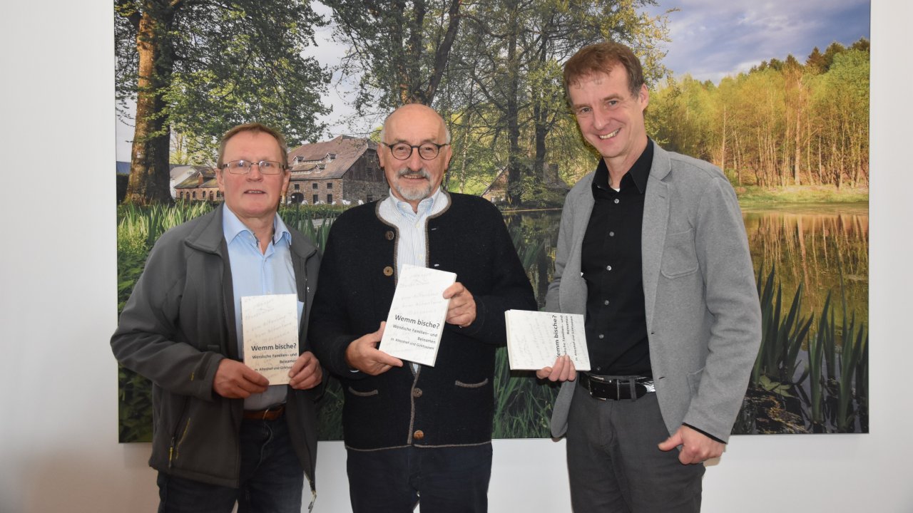 Siegbert Henkel, Autor Walter Wolf und Bürgermeister Bernd Clemens freuen sich über die neu erschienene Pubkilation „Wemm bische“?. von Gemeinde Wenden