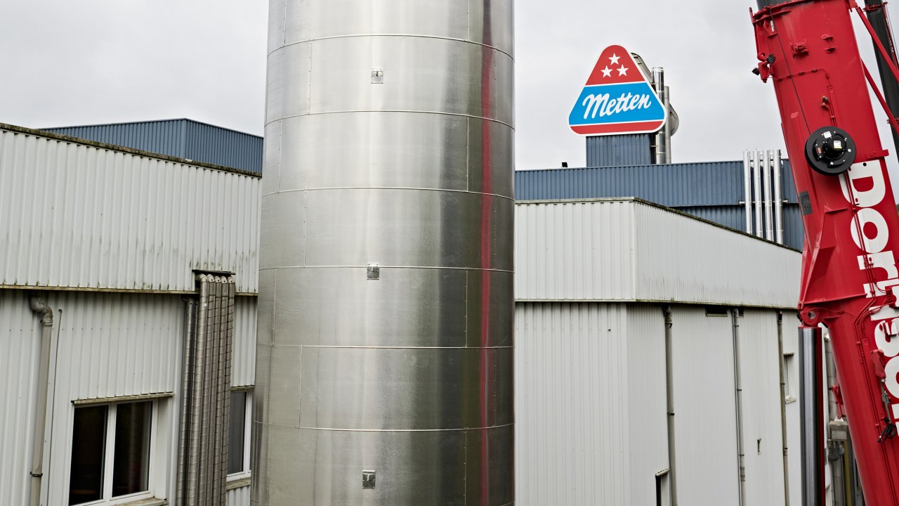Als ein Teil des großen Investitionspaketes finden zwei neue Wassertanks ihren Platz am Metten-Produktionsgebäude. von Metten