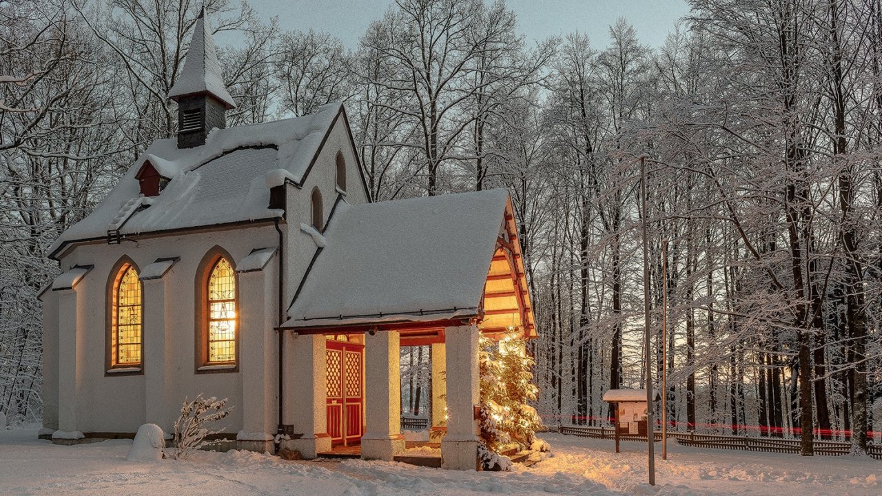 Die Kapelle auf der Dörnschlade im Winter. von Reinhard Auer