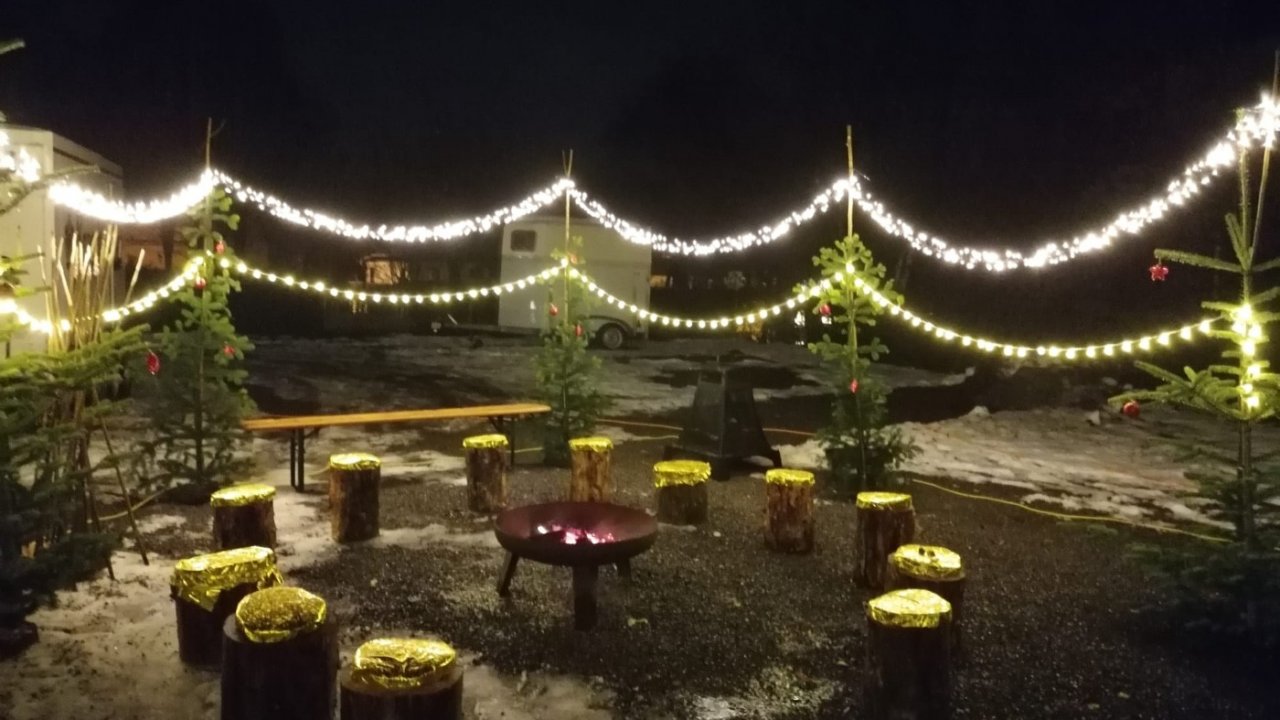 Lichterketten sorgten auf dem Vorplatz für eine weihnachtliche Atmosphäre. von privat