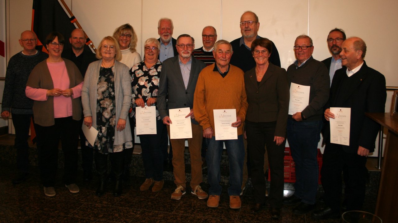Inge Muckenhaupt, Vorsitzende der Olper Kolpingsfamilie (4. von rechts) und Schriftführer Michael Hesse (2. von rechts) zeichneten zahlreiche Mitglieder für langjährige Treue aus und begrüßen die neu aufgenommenen Mitglieder. von privat