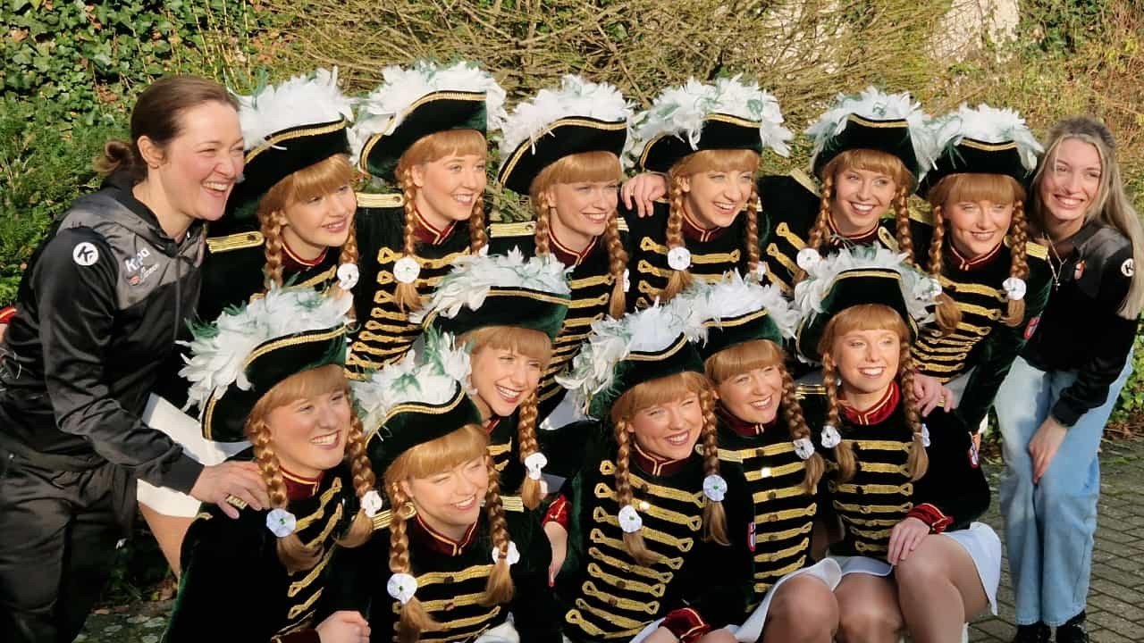 Gruppenfoto der strahlenden Tänzerinnen mit Trainerinnen. von privat