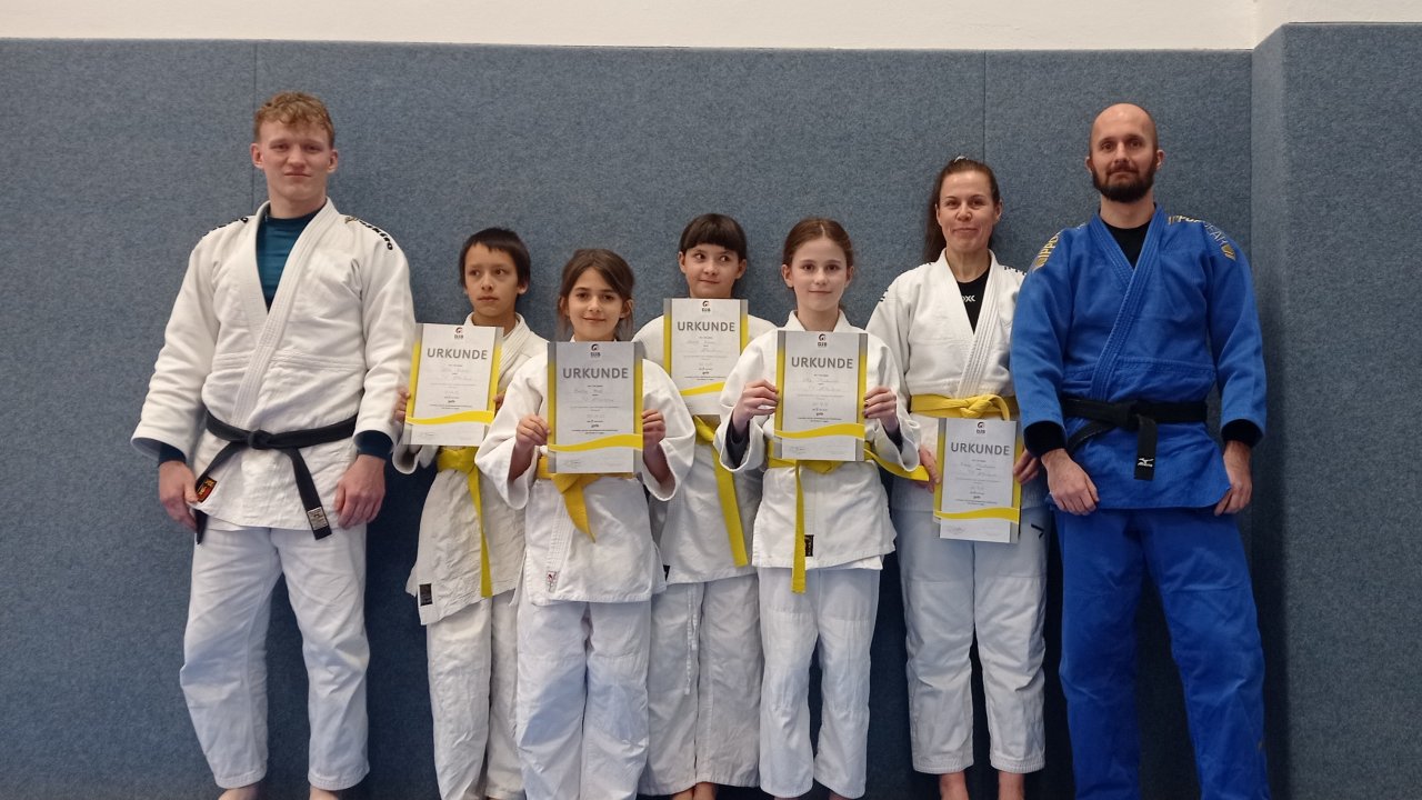 Von links: Trainer Marvin Joest, Jelte Braun, Emilia Heuel, Mereth Braun, Lilly Steinhanses, Diana Steinhanses und Trainer Florian Müller von privat