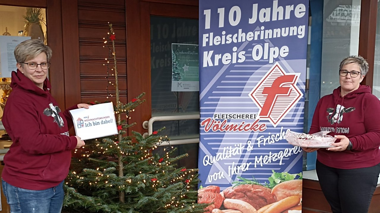 Petra Vogl (links) und Ute Poggel verkauften Kuchen und Waffeln für das WDR2 Weihnachtswunder. von privat