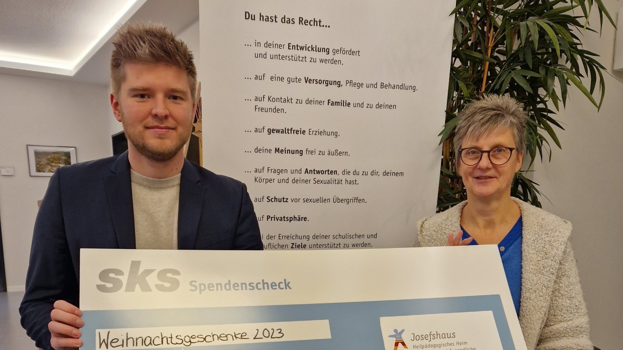 Geschäftsführer Christopher Kinkel überreichte die Spende an Eva Maubach-Maiworm . von privat