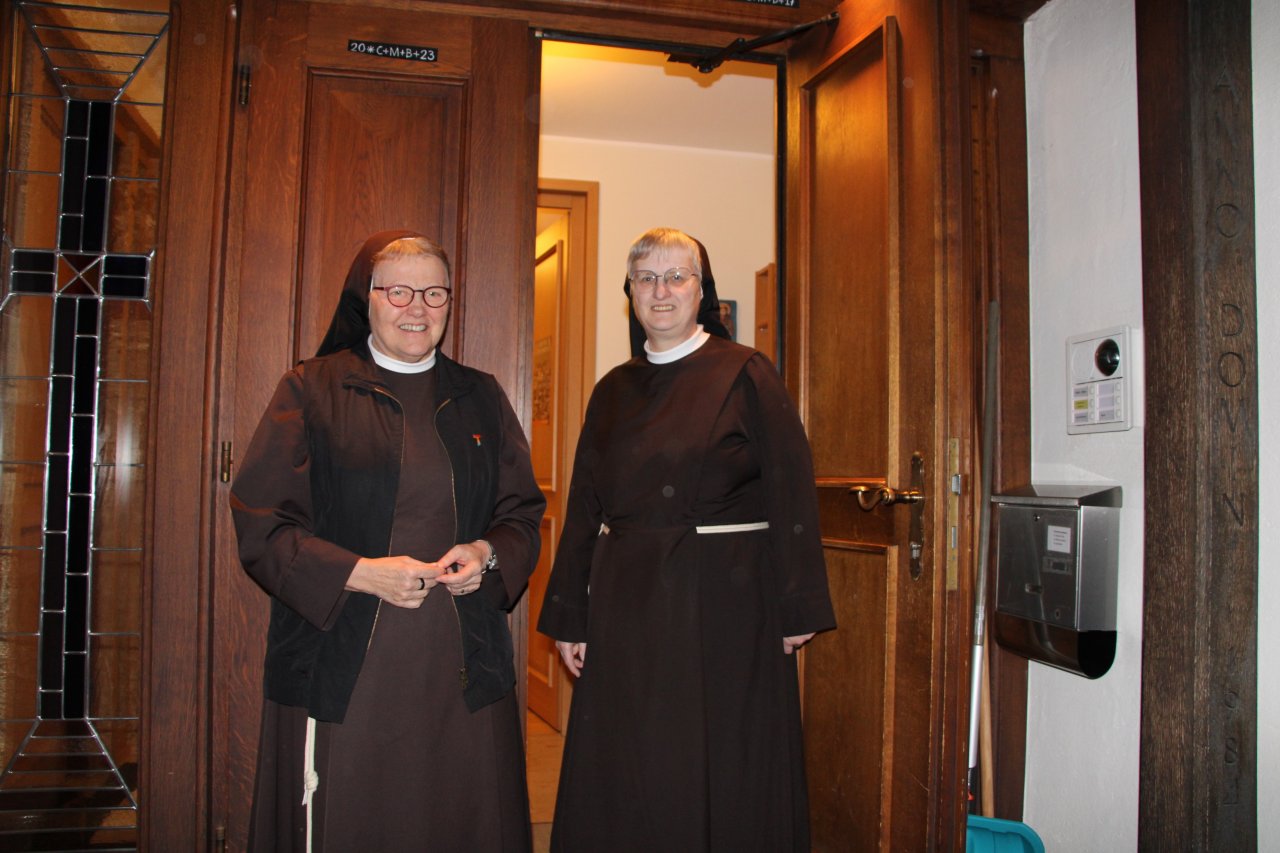 Schwester Katharina Hartleib (links) und Schwester Veronika Fricke (rechts) leben gemeinsam im Konvent San Damiano. von Lorena Klein