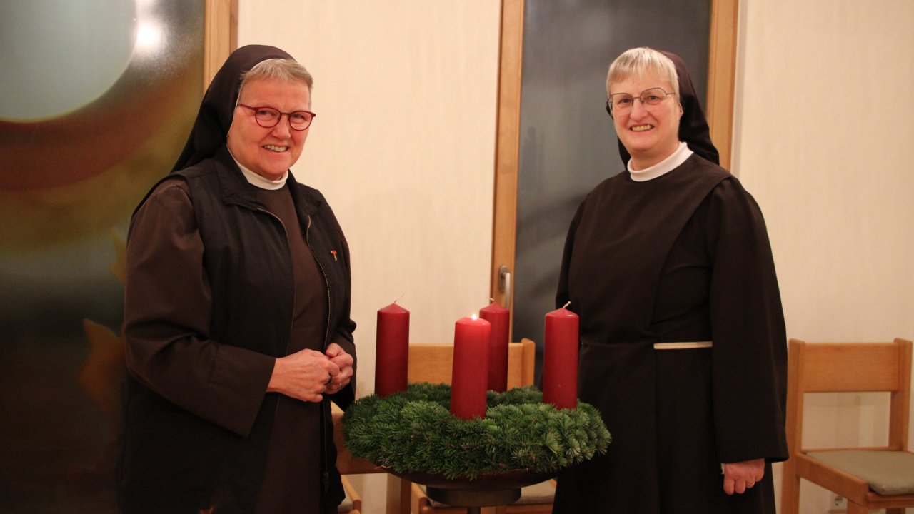 Schwester Katharina Hartleib (links) und Schwester Veronika Fricke (rechts) leben gemeinsam im Konvent San Damiano. von Lorena Klein