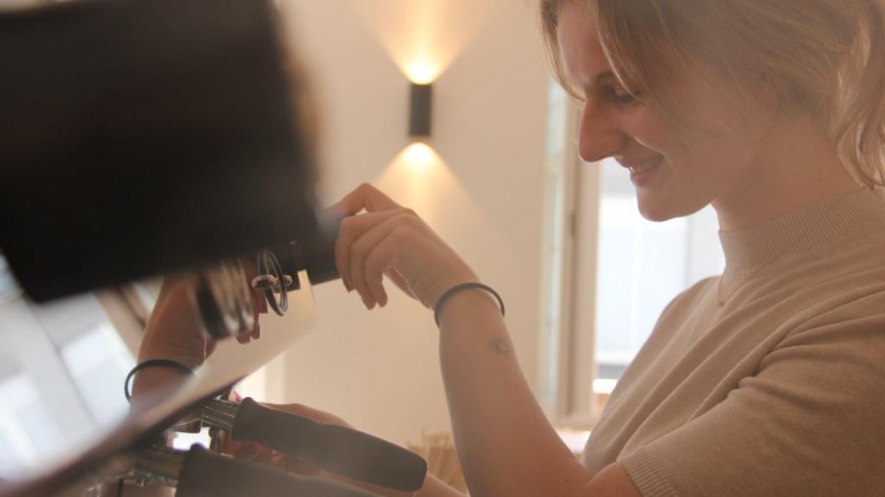 Die 20-jährige Marie Schulte-Strotmes ist nach ihrem Abitur am Gymnasium Maria Königin im Jahr 2022 in die Schweiz gezogen und dort nun nun als Barista tätig. Kaffee sei ihre Leidenschaft, sagt sie im Gespräch mit LokalPlus - und sie liebe es, den Kunden mit gutem Kaffee ein Lächeln ins Gesicht zu zaubern. von Marie Schulte-Strotmes