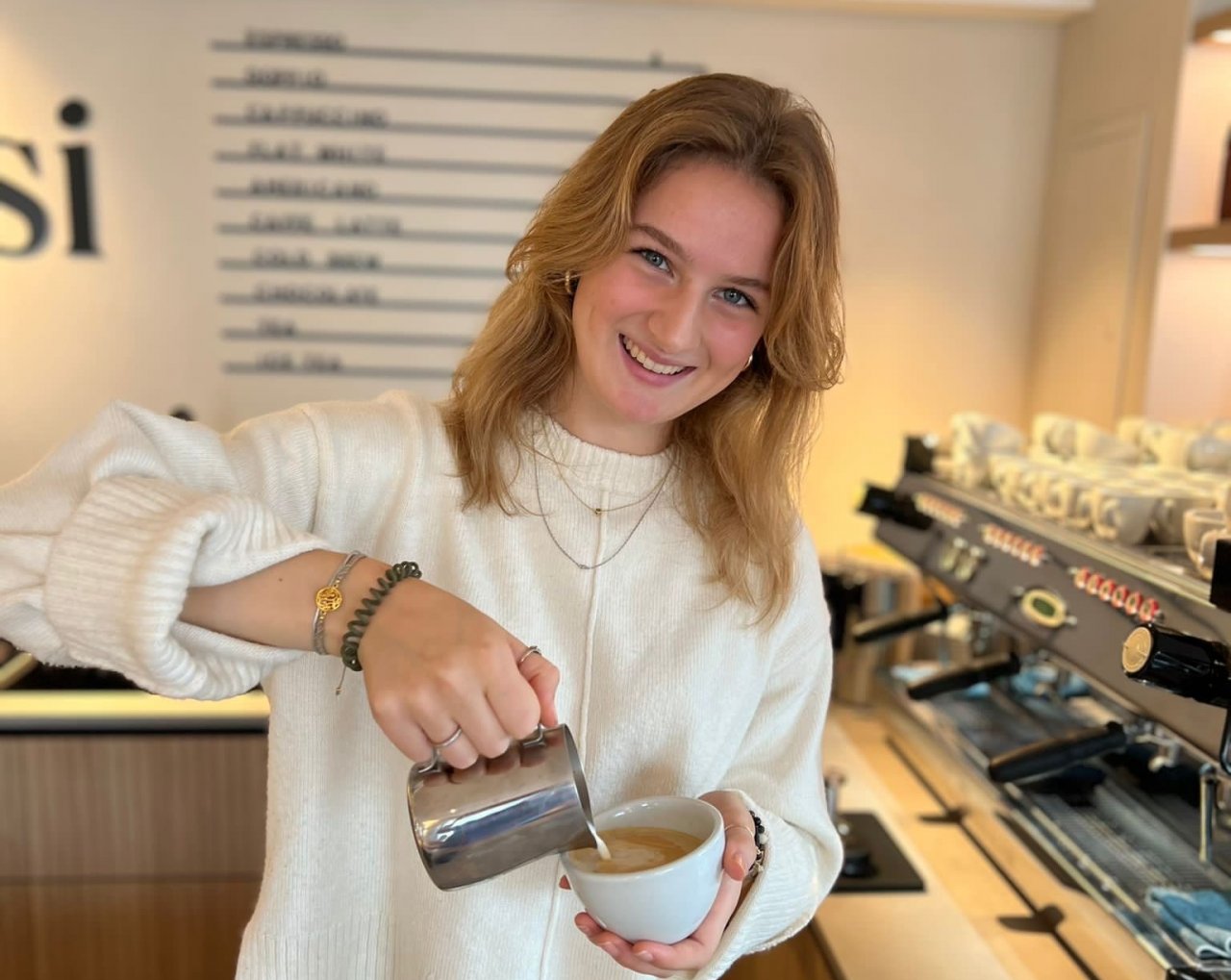 Aus dem Sauerland in die Schweiz: Die 20-jährige Marie Schulte-Strotmes arbeitet heute als Barista in der Coffee-Boutique ihrer Cousine Theresa in Wädenswill. von Marie Schulte-Strotmes