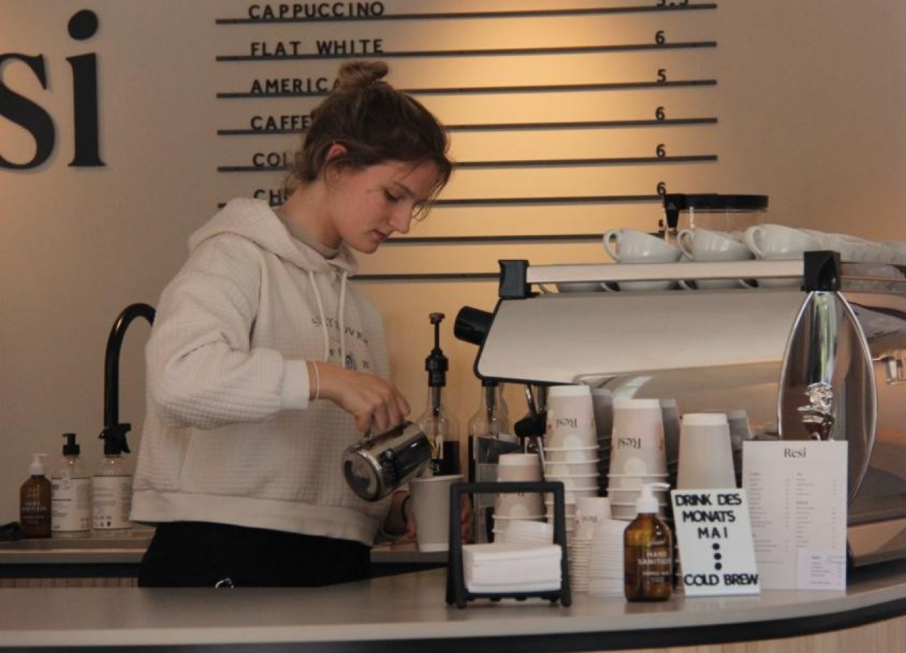 Die 20-jährige Marie Schulte-Strotmes ist ausgebildete Barista und liebt es, mit ihren Kaffee-Variationen die Gäste zu verwöhnen. von Marie Schulte-Strotmes