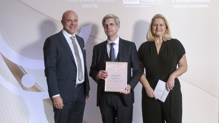 Stefan Tofote (Mitte), Vice President HR bei Viega, nimmt die Auszeichnung von Markus A. W. Hoehner...