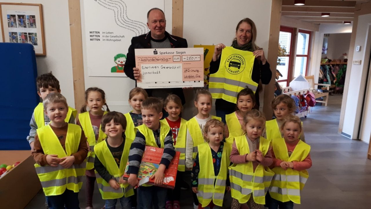 Als Vertreter der Kfz-Innung Westfalen-Süd übergab Frank Bäcker die Spende an Gruppenleiterin Nicole Rump vom Kindergarten Ratz & Rübe Grevenbrück. von Innung