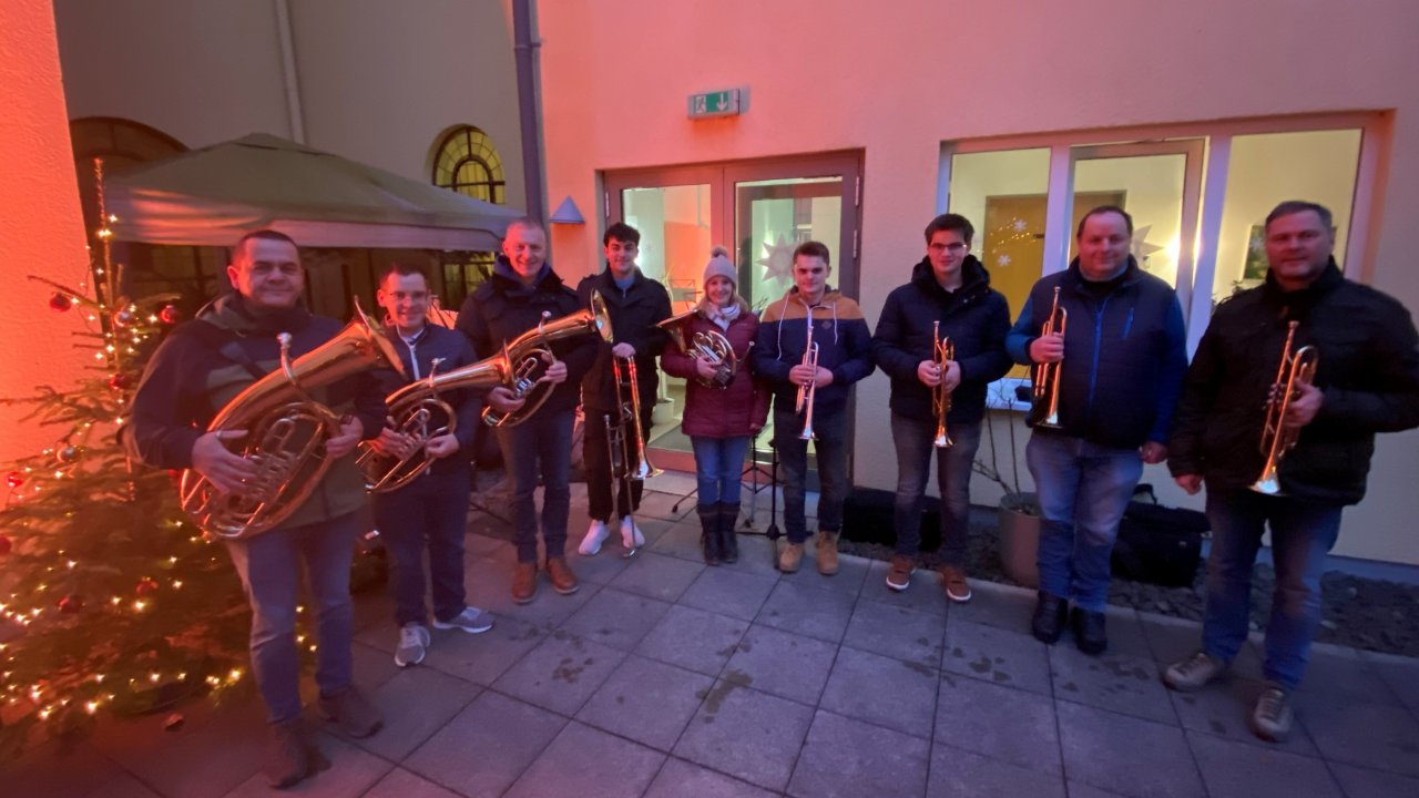 Der Musikzug der Feuerwehr Attendorn trat am Franziskaner Hof auf. von privat