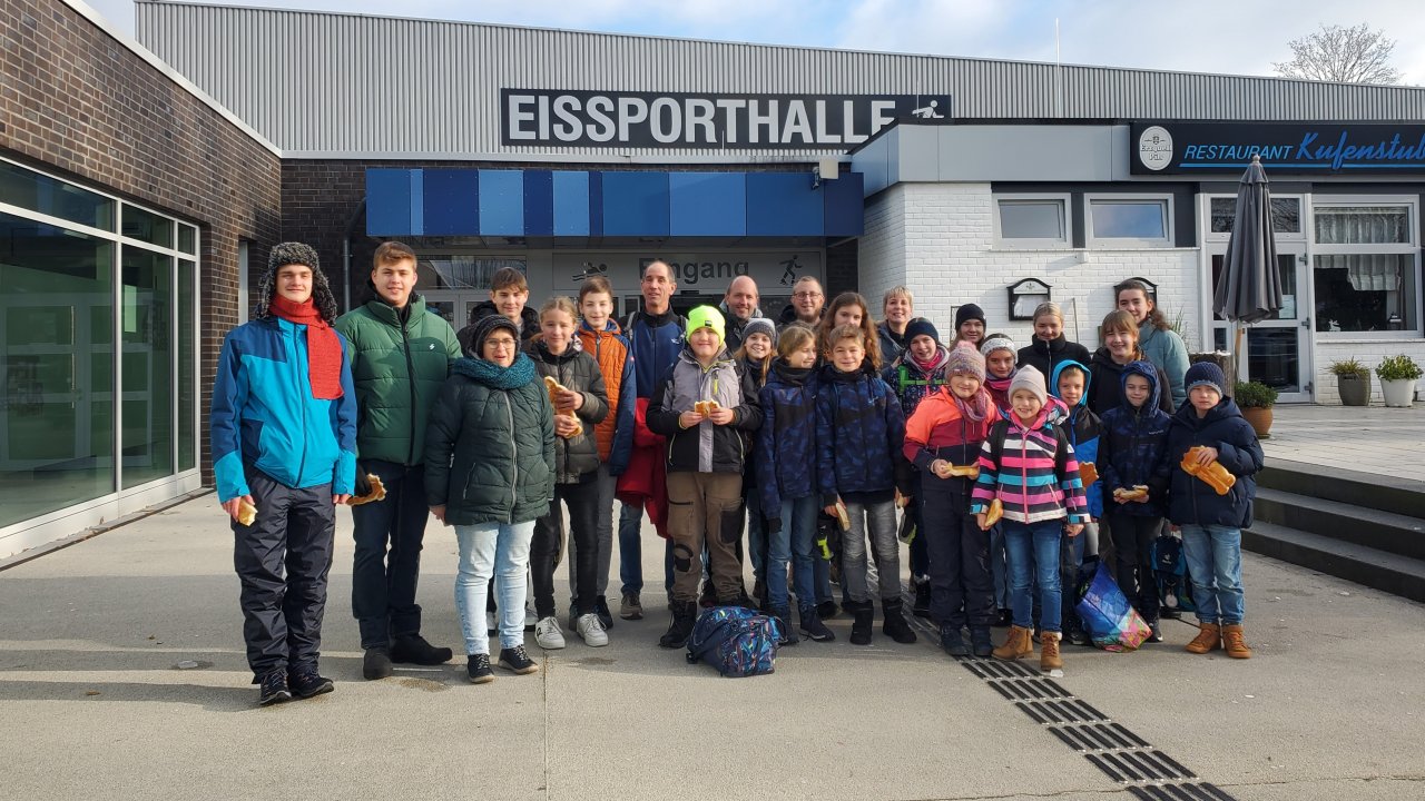 Auch im Rahmen ihrer Weihnachtsfeier waren die Rettungsschwimmer der DLRG-Ortsgruppe Wenden sportlich aktiv - aber ausnahmsweise auf dem Eis. von privat