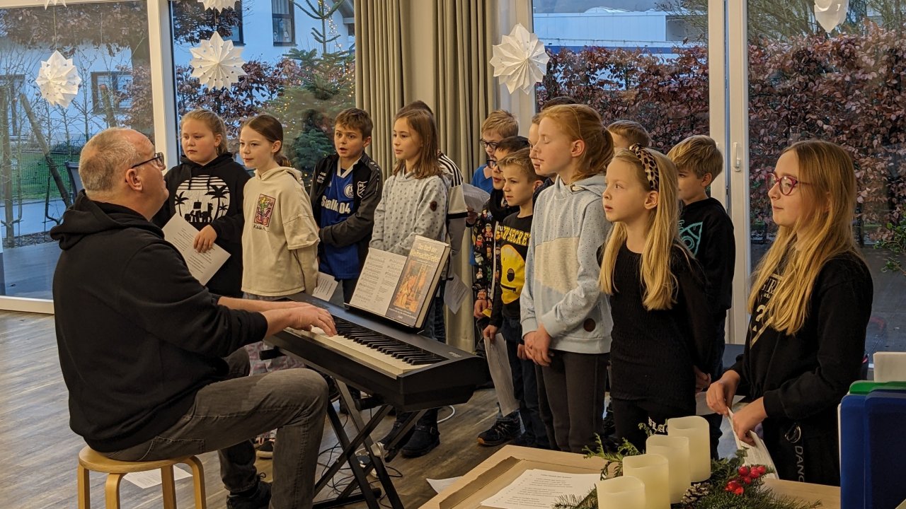 Die Kinder des Schulchores des Standortes Bamenohl am Grundschulverbund Lennetal traten in der Caritas Tagespflege in Bamenohl auf. von privat