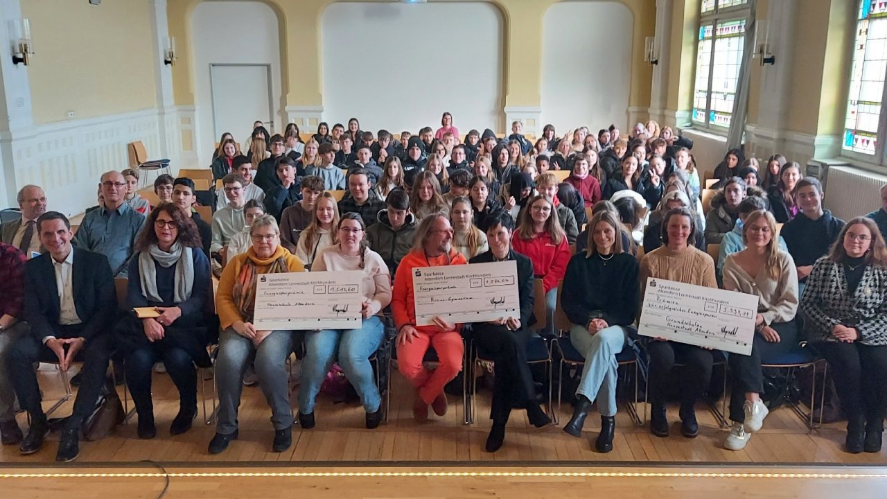 Die Hansestadt Attendorn hat ihre Schulen für die erfolgreiche Teilnahme am laufenden Energiespar-Projekt ausgezeichnet. von Hansestadt Attendorn