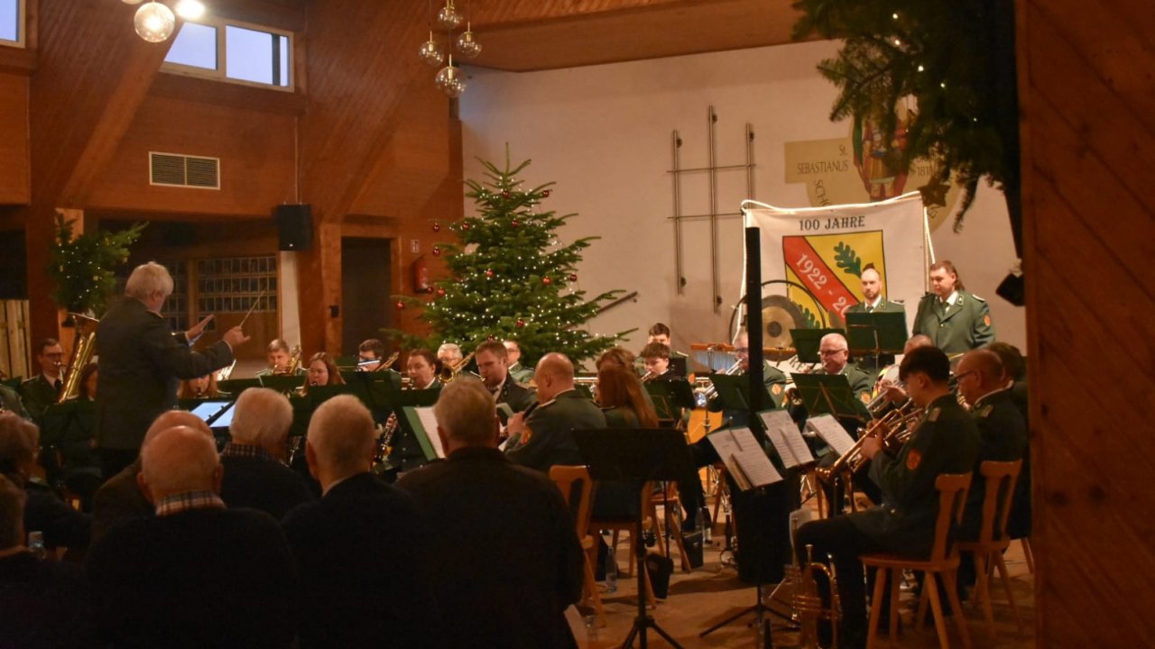 Der Musikverein Schönholthausen gab in der Schützenhalle sein Weihnachtskonzert. von privat