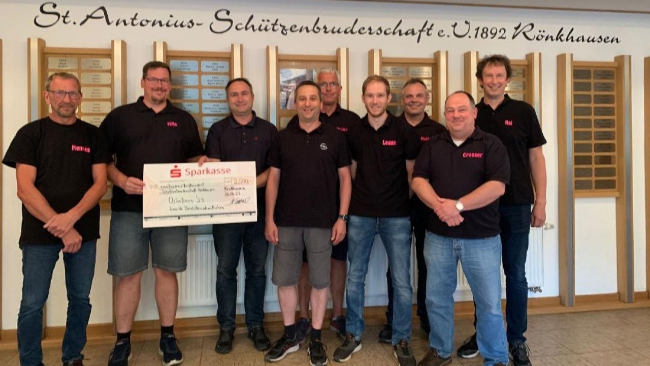 Bei der Scheckübergabe (v.l.): Johannes Severin, Markus Hillebrand, Stephan Baußmann (1.Brudermeister), Marc Vollmert (2.Brudermeister), Thomas Menke, Michael Vollmert, Ralf Sasse, Jörg Großmann und Kai Lechner. von privat