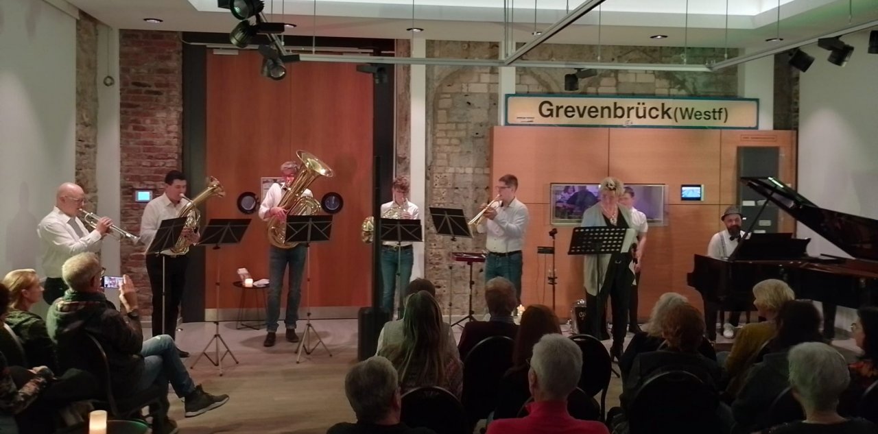 Musikalische Gäste: das fünfköpfige Ensemble des Musikzugs Brachthausen. von Kerstin Stahl