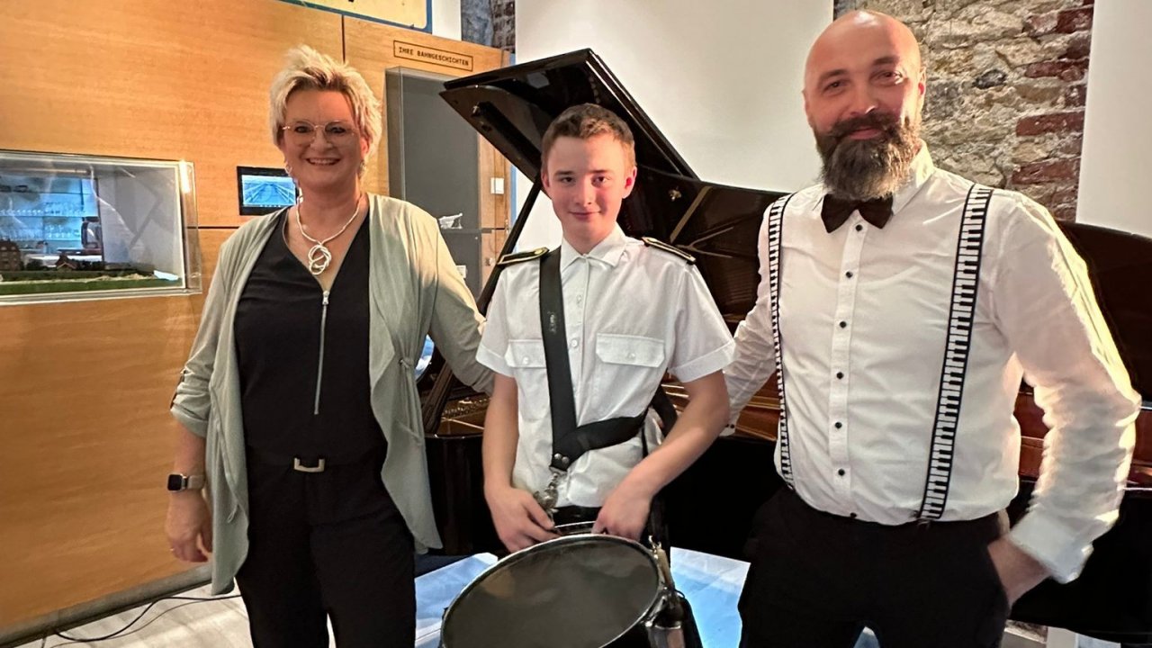 Bereiteten ihren Gästen im KulturBahnhof einen vorweihnachtlichen, harmonischen Abend: (v.l.) Kerstin Stahl, Elias Behrens und ChrisPiano. von Kerstin Stahl