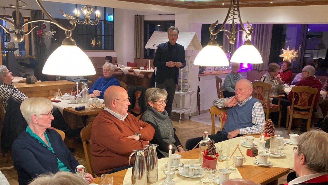 Bürgermeister Tobias Puspas informierte die CDU'ler u.a. über die Haushaltslage der Stadt Lennestadt. von privat