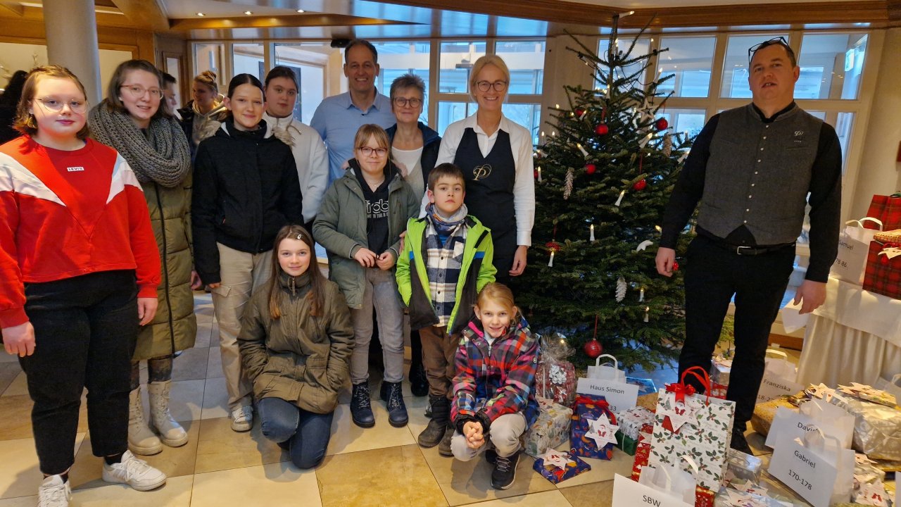 Frohe Gesichter gab es bei der Geschenkübergabe im Hotel Platte. von privat