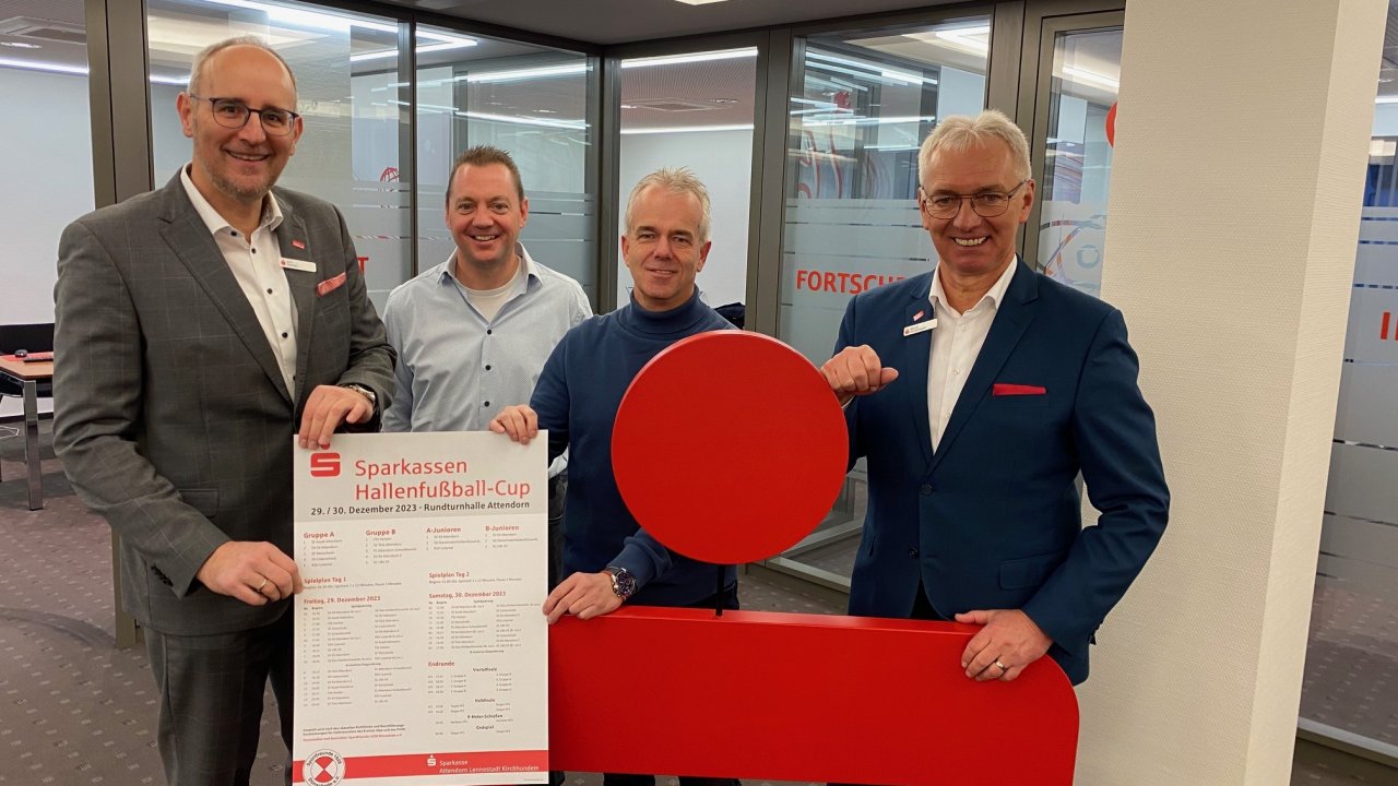 Von links: Dirk Stegner (Sponsor Sparkasse ALK), Thomas Kirchhoff und Dietmar Saure (Ausrichter SF Dünschede) und Bernd Schablowski (Sponsor Sparkasse ALK). von privat