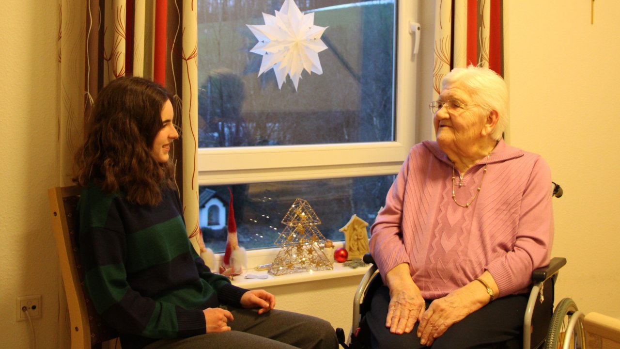 Weihnachten - wie war das früher? Das hat LokalPlus-Volontärin Lorena Klein (links) ihre Urgroßmutter Maria Ochel (rechts) gefragt. von privat